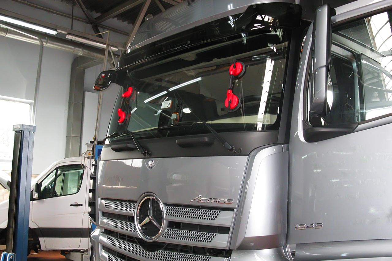 Замена лобового стекла Mercedes Actros 1845 2015 - Автостекла в Кишиневе